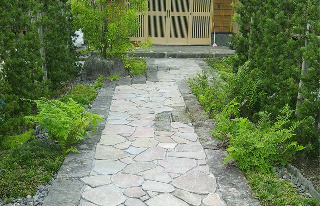 玄関に石畳を使った和風庭園
